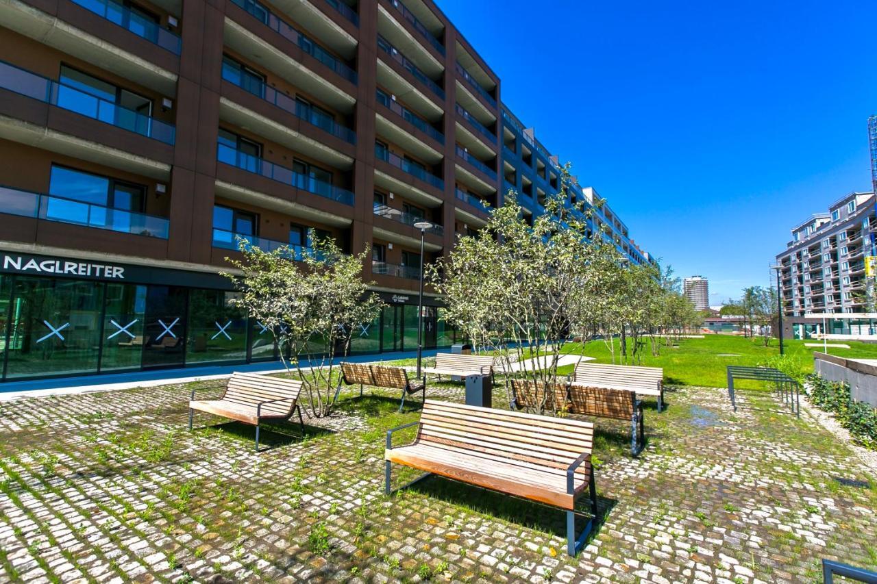 Luxury, Bright Studio With Parking And Balcony In Bratislava Center Екстер'єр фото
