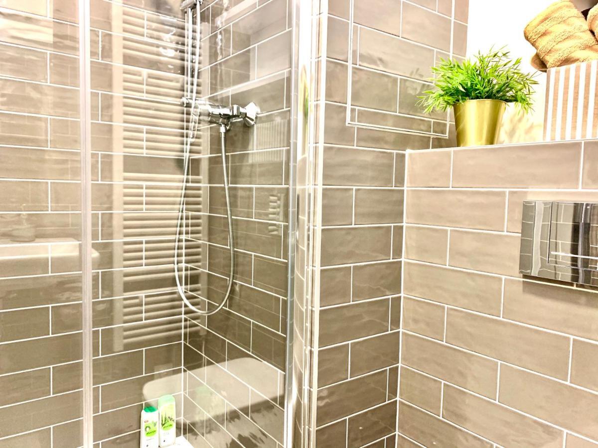 Luxury, Bright Studio With Parking And Balcony In Bratislava Center Екстер'єр фото
