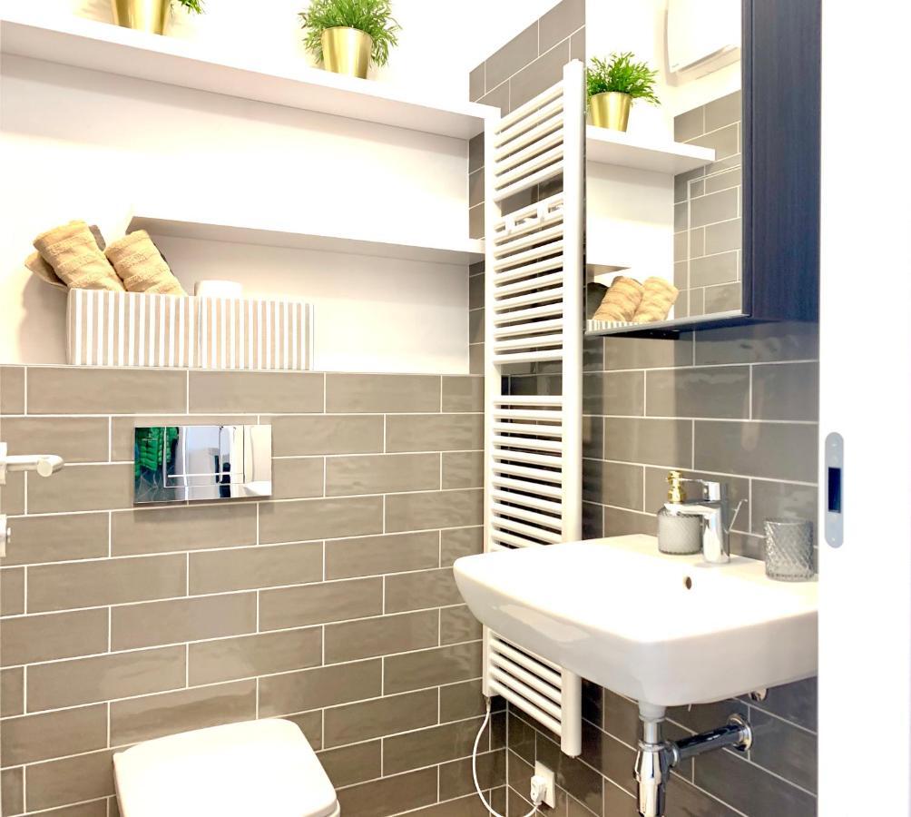 Luxury, Bright Studio With Parking And Balcony In Bratislava Center Екстер'єр фото